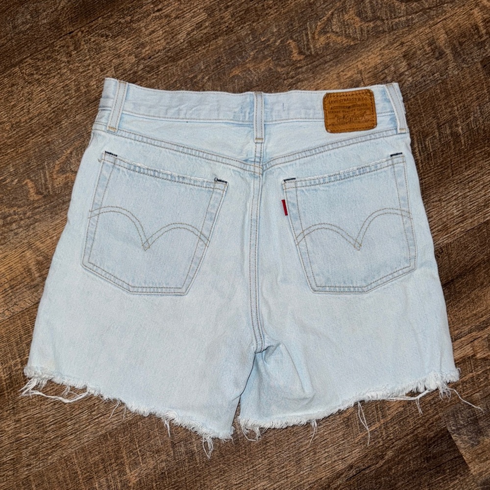 Levi’s woman’s Jean short wedgie short size 28 wide leg lightwash distressed hem